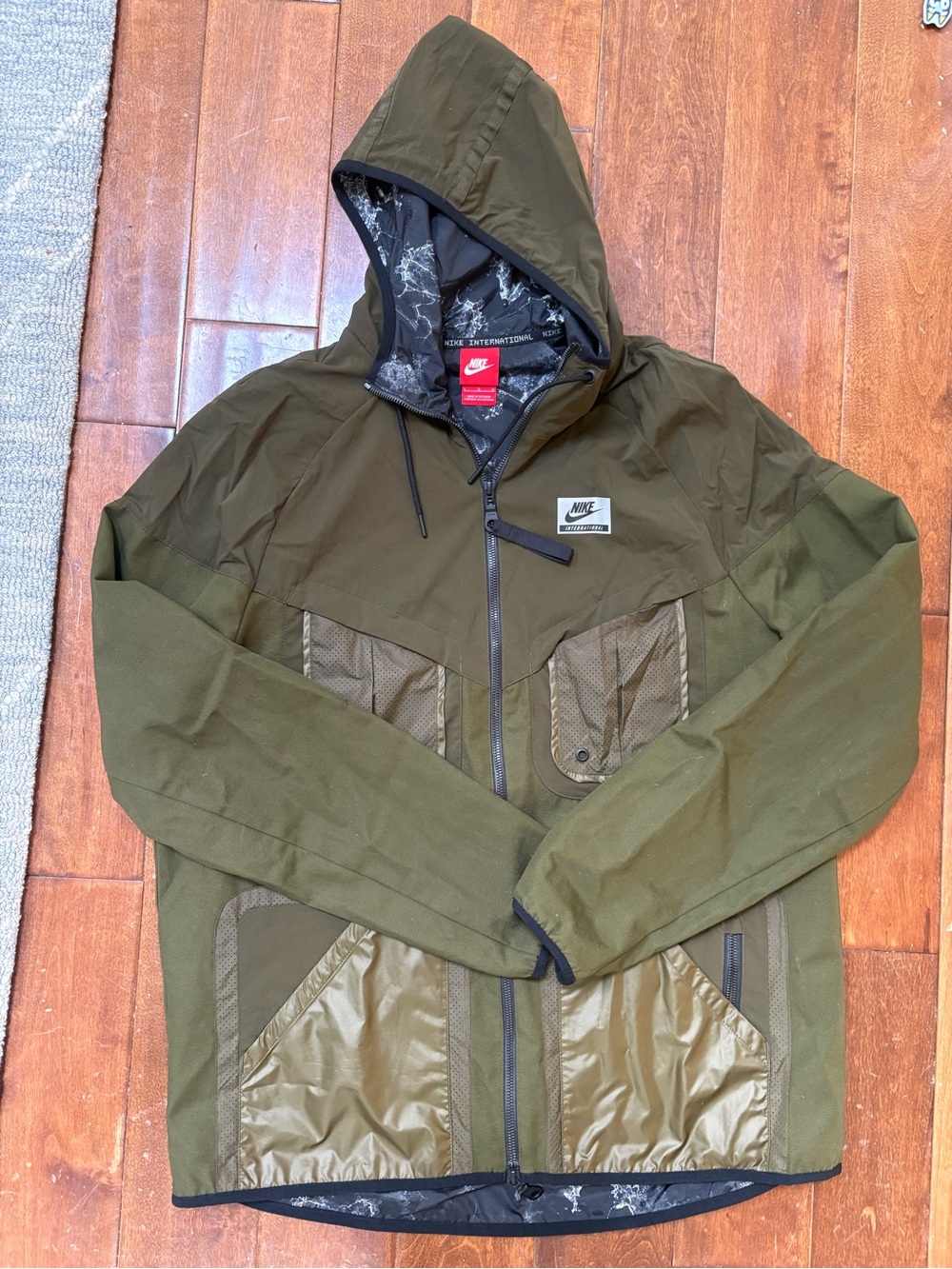 Nike international men’s green windbreaker large